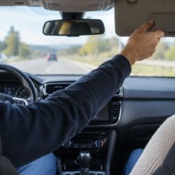 Řidič při jízdě manipuloval se sluneční clonou a narazil do dvou odstavených aut. Škoda přes 400 tisíc
