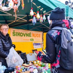 Šikovné ruce dojaly i inspirovaly. Na trzích v Plzni zazářily výrobky lidí s postižením