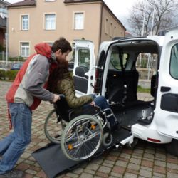 Stát vyplatil v Plzeňském kraji na péči 2,8 miliardy. Výdaje i počet příjemců rostou