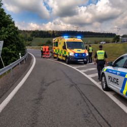 Tragédie na přivaděči k D5. Sedmdesátiletý motorkář po smyku narazil do svodidel a zemřel