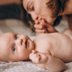 Tři domácí návštěvy porodní asistentky jsou od ledna hrazené pojišťovnou. V Praze a části Středočeského kraje chybějí kapacity