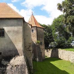 Tvrz Cuknštejn u Nových Hradů: historie, proměny a současný stav