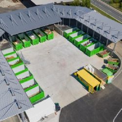 U Globusu vzniká nový sběrný dvůr. Usnadní třídění a omezí černé skládky