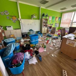 Zloděj vyplenil školku v Černošíně. Rozbíjel vybavení, děti musely zůstat doma