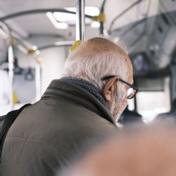 Předvolební sliby mizí jako pára. Vyšší slevy pro seniory a studenty na jízdné se také vzdalují