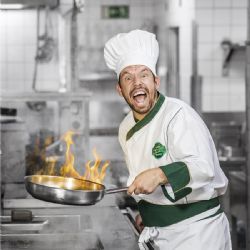 Putovní výstava fotografií z charitativního kalendáře TIME 2016 začne v Café Regner