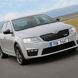 VIDEO: Závodní legenda Hans-Joachim Stuck testuje nový model ŠKODA Octavia RS 230