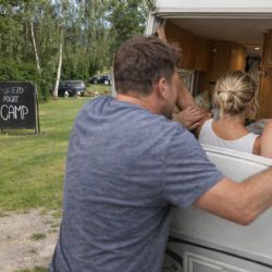 Manželské drama na parkovišti pro karavany skončilo u soudu. Létaly dveře i obušek