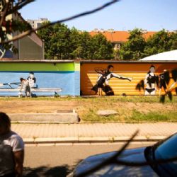 Na Tyršově nábřeží v Pardubicích vzniká sto metrů dlouhý sportovní mural s pomocí žáků ZUŠ