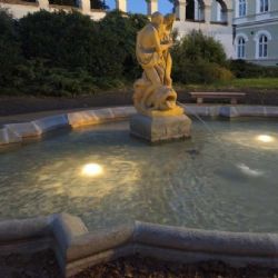 Neptun se triumfálně vrátil na krnovskou kašnu po náročné rekonstrukci