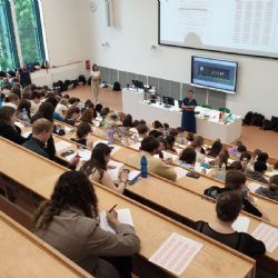 Na medicínu v Plzni míří tisíce uchazečů. Přijímačky mohou zkomplikovat dopravu u nemocnice