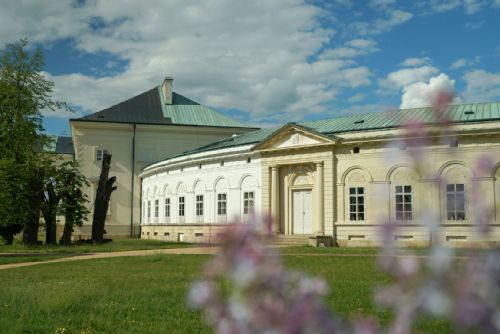 Foto: Areál zámku Kačina zahajuje návštěvnickou sezónu