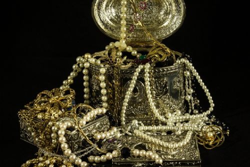 Foto: Zlatý šperk nalezený před rokem na Opavsku skrývá tajemství
