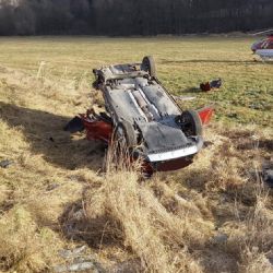 Vlak u Alojzova srazil auto, řidič zahynul