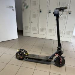 Muž v Plzni přiložil oběti nůž ke krku a ujel na jeho koloběžce