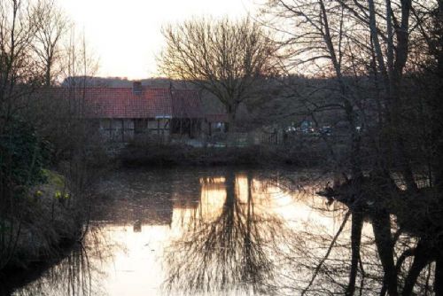 Foto: Vila zasažená povodní stržena, pomoc pro oběti záplav pokračuje