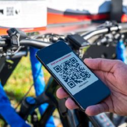 Karviná spouští pilotní cyklostojany s QR kódy pro bezpečné parkování