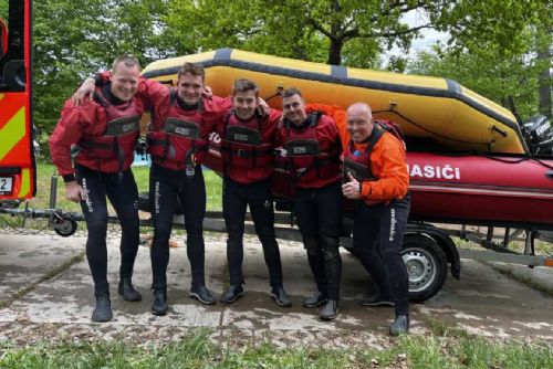 Foto: Ostravský tým triumfuje v závodě Záchrana na vodě, Pastviny 2025