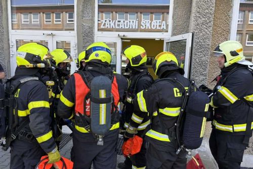 Foto: Požární cvičení ve Studénce: hasiči zachraňovali a likvidovali požár