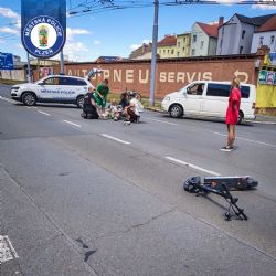 Auto v centru Plzně srazilo muže na koloběžce. Podle svědků jelo po vedlejší
