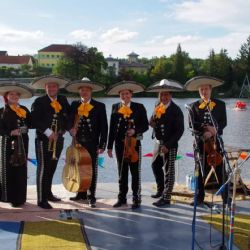 Benátská noc v Holoubkově nabídne koncerty, plavbu lodí i ohňostroj nad rybníkem