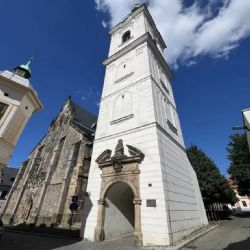 Bílá věž v Klatovech má vážné praskliny. Památku museli provizorně podepřít