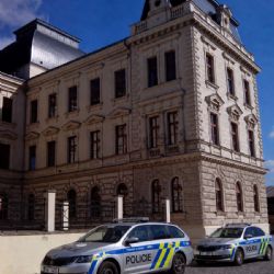Bombu si vymysleli, aby nemuseli k soudu. Výhrůžka v Plzni skončila obviněním dvojice