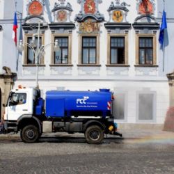 České Budějovice v horku kropí ulice. Vozy spotřebují až 100 tisíc litrů vody denně