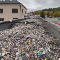 Česko jako skládka Evropy? Celníci na Plzeňsku za červen zadrželi 72 tun nelegálního odpadu