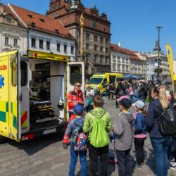 Den linky 155 přivede záchranáře na náměstí. Lidé si vyzkouší první pomoc i tísňové volání