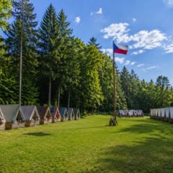 Dětské domovy stále čekají na vrácení peněz za zrušené tábory. Vyplacení náhrad zdržuje policejní prověřování