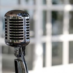 DJKT zve na besedu o hlasu. Do Plzně dorazí lékaři i muzikáloví herci
