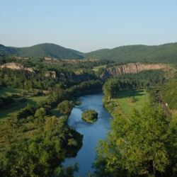 Do Českého krasu Krasobusem. Autobus propojí Karlštejn, Ameriku i Svatý Jan pod Skalou