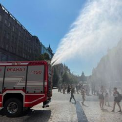 Dobrovolní hasiči ochlazují Staré Město a Václavské náměstí. Praha čelí vedrům až k 39 °C