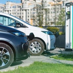 Ode dneška se ruší v Praze parkování elektromobilů zdarma