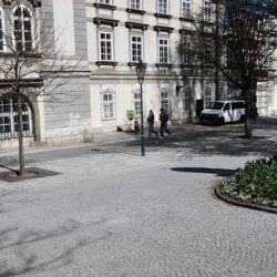 Frekventovaný pěší tah v centru Plzně má nový povrch. Město opravilo dlažbu u knihovny i Branky