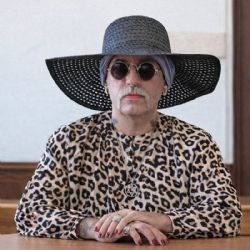 Hledaný extremista si změnil pohlaví a nenastoupil do vězení. V Plzni teď čeká na vydání