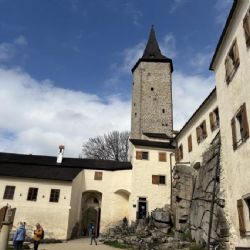 Hrad Roštejn chystá pro rodiny na léto 2026 detektivní hru ve věži i prázdninovou kešku Déčka