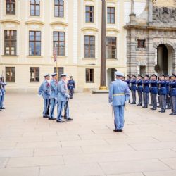 Hradní stráž vyměnila letní uniformy za tmavě modré. Při střídání se potkaly obě varianty