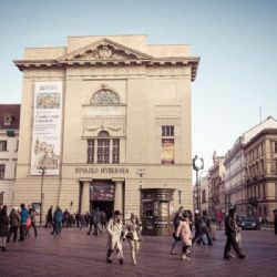 Hybernia láká cizince: testuje AI titulky a otevírá střešní bar
