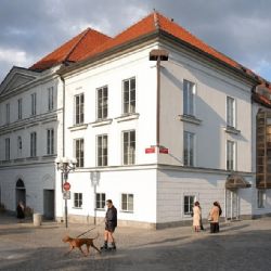 Jihočeské divadlo od září propustí 13 zaměstnanců. Řeší úspory i chybějící velkou scénu