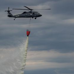 Les u Brodu hořel až do korun stromů. Hasičům pomáhal Black Hawk i drony
