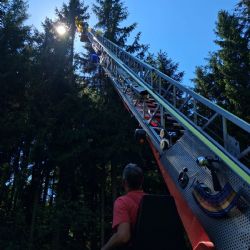 Let skončil v koruně stromu. Českou paraglidistku zachraňovali němečtí hasiči