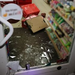 Manželé na Doubravce si „odskočili“ od spících dětí, rozbili výlohu a ukradli cigarety