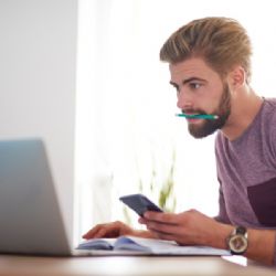 Mladí Pražané hlídají výdaje v mobilu, na zážitky jim po bydlení zbývá méně