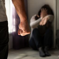 Muž týral partnerku i sedmiletého syna. Soud v Klatovech mu uložil tříletou podmínku