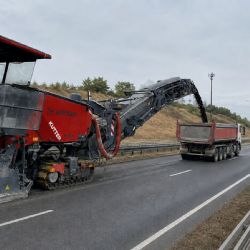 Na D5 mezi Tachovskem a Rokycanskem pracuje až 120 lidí, 11 fréz odbourává starý beton