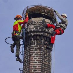 Na komín mladoboleslavského pivovaru přibylo čapí hnízdo vyrobené školáky