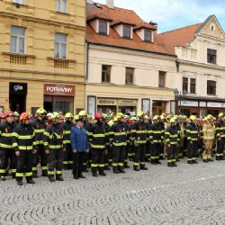 Na rokycanském náměstí řezali auta a zachraňovali zraněné. Memoriál vyhráli domácí hasiči