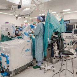 Nemocnice České Budějovice provádí oboustranné náhrady kloubů s pomocí robotické asistence